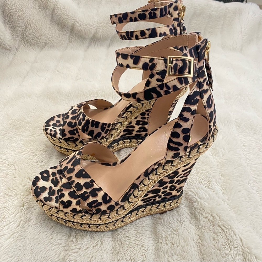Jennifer Lopez JLo Leopard Print Tan Black Wedge Sandals Ankle Strap Size 7.5 - Picture 2 of 16
